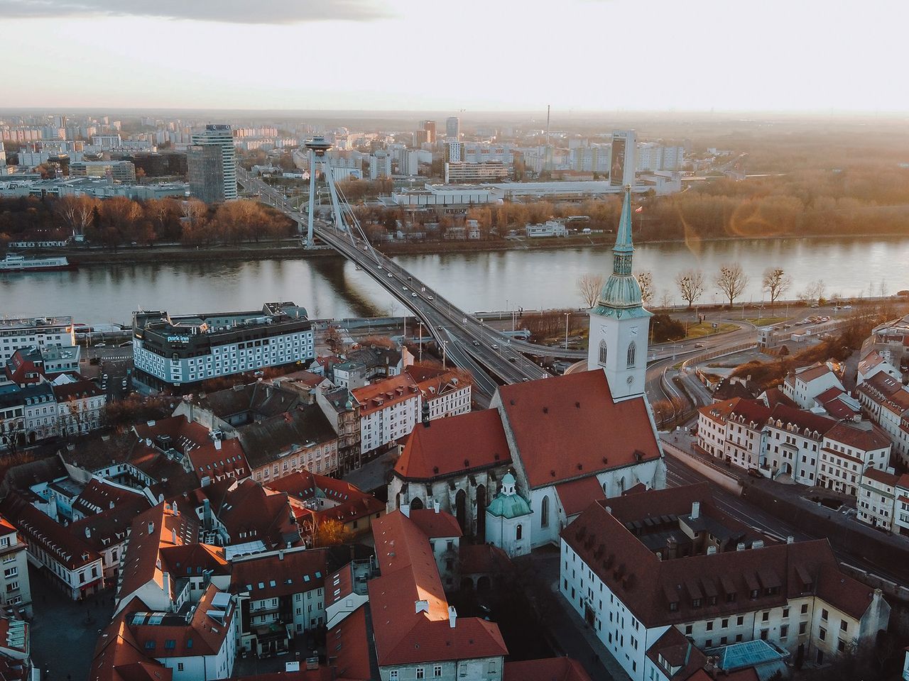 Donau-Ufer und Blick auf die slowakische Hauptstadt Bratislava