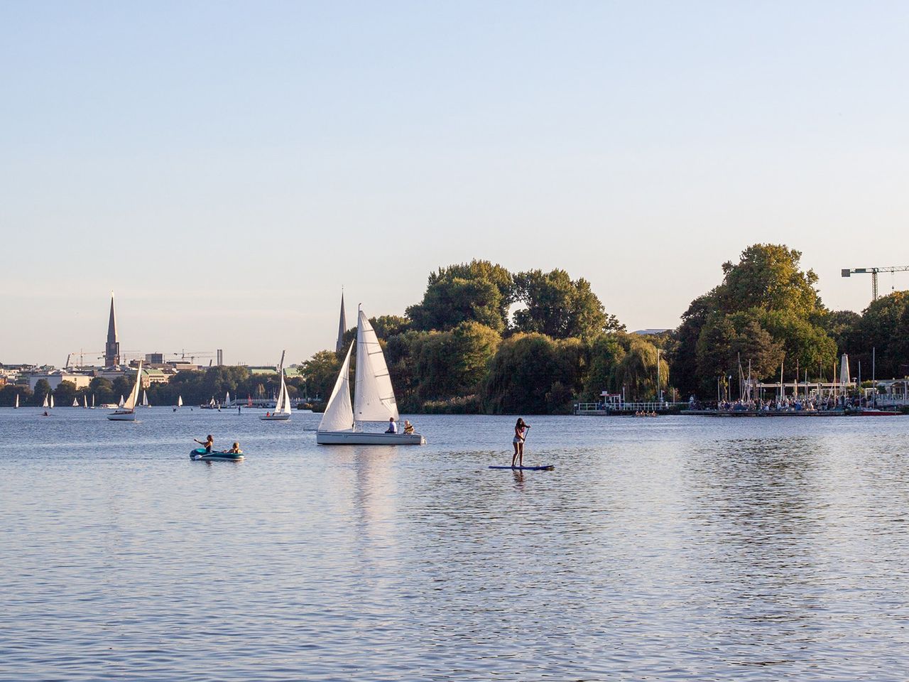 Die Alster in Hamburg, SUPer und Segelboot