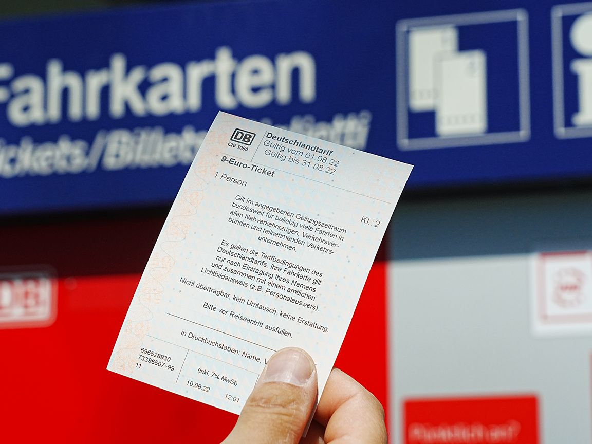 Eine Fahrkarte der Deutschen Bahn am Fahrkartenautomaten