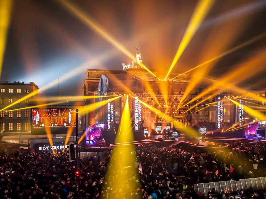 Bunte Lightshow zu Silvester am Brandenburger Tor in Berlin