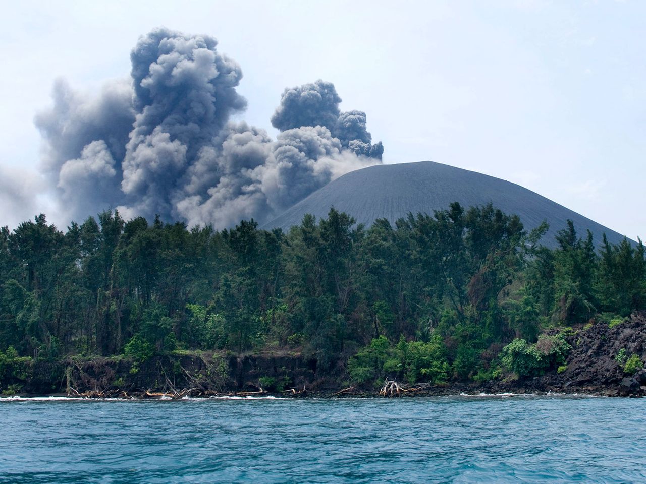 Eine Eruption am Krater der Krakatau in Indonesien