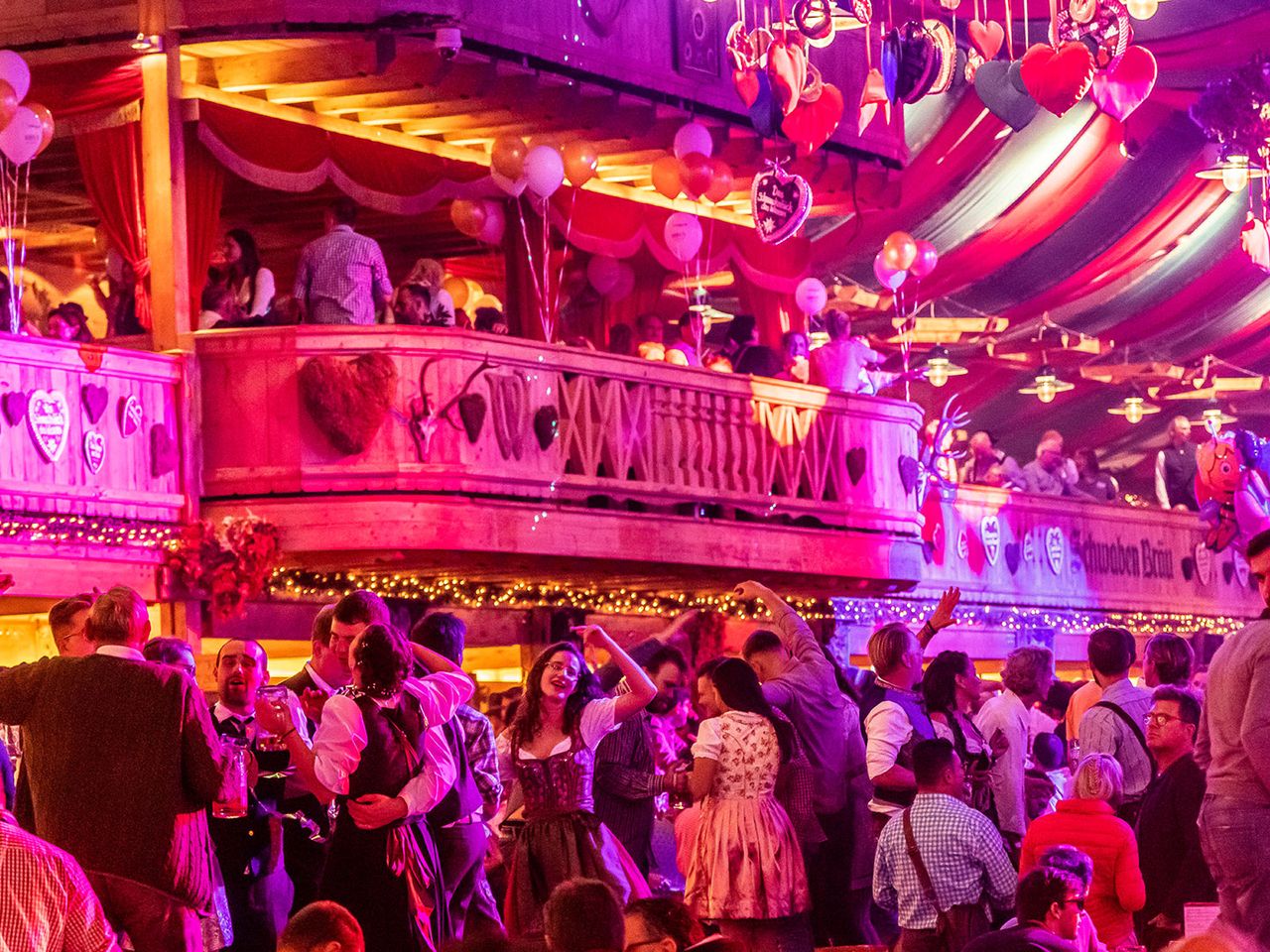 Feiernde in einem Festzelt auf dem Cannstatter Wasen