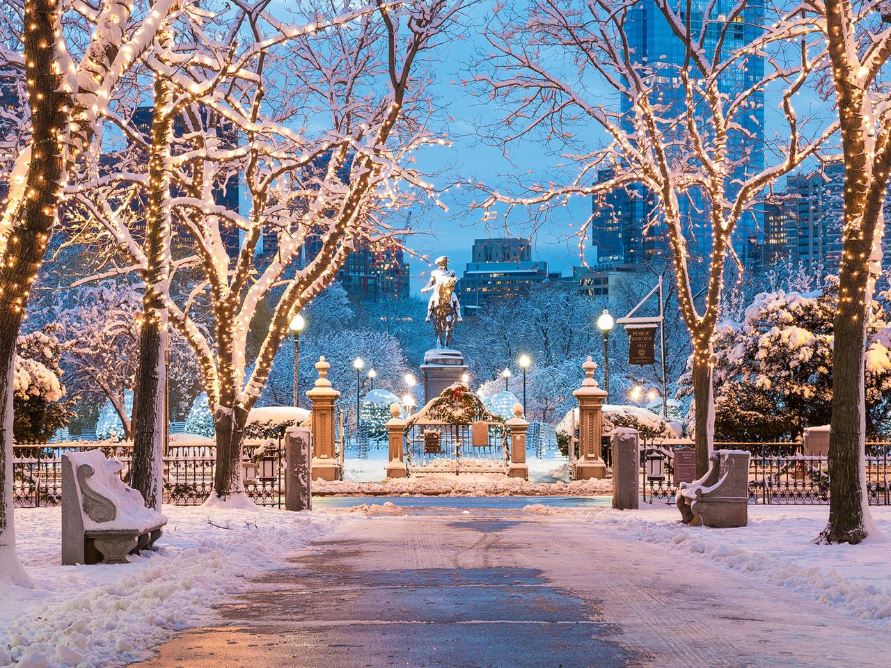 Boston zur Weihnachtszeit, beleuchtete Bäume und Schnee