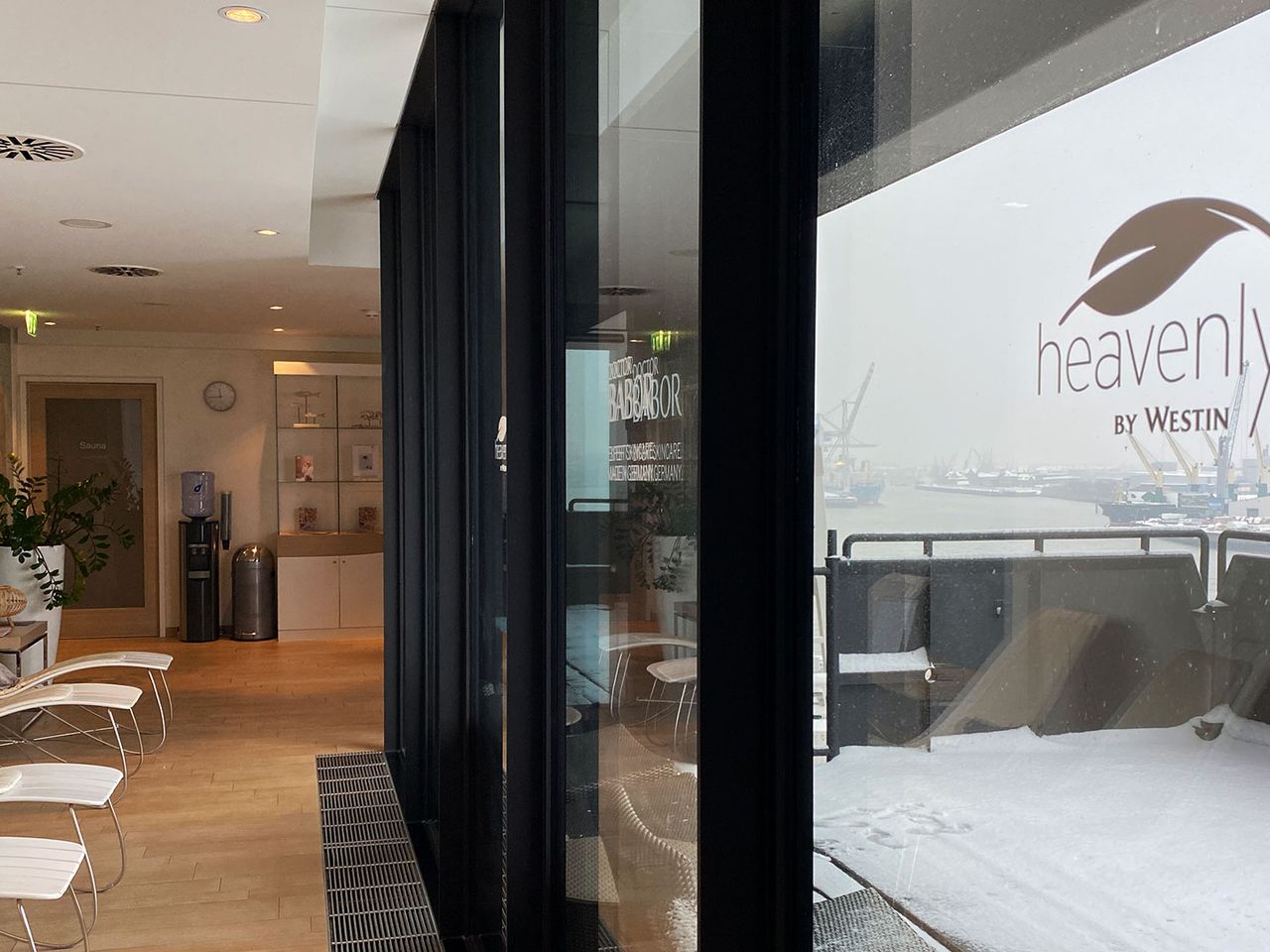 Der Ruheraum des „Heavenly Spa“ mit Ausblick auf den Hamburger Hafen