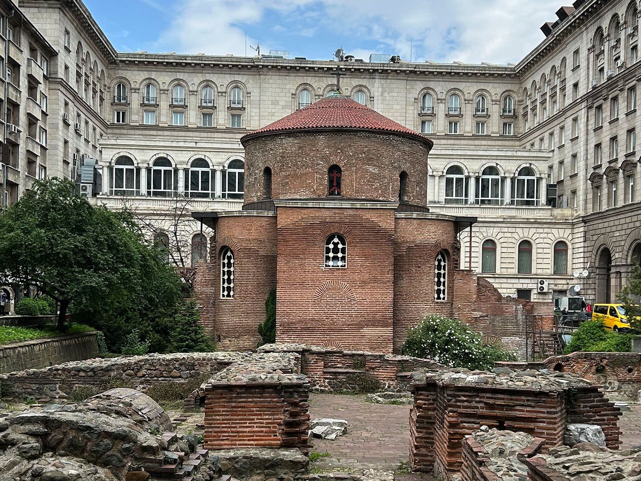 Rotunde des Heiligen Georg und Überreste der Stadt Serdika