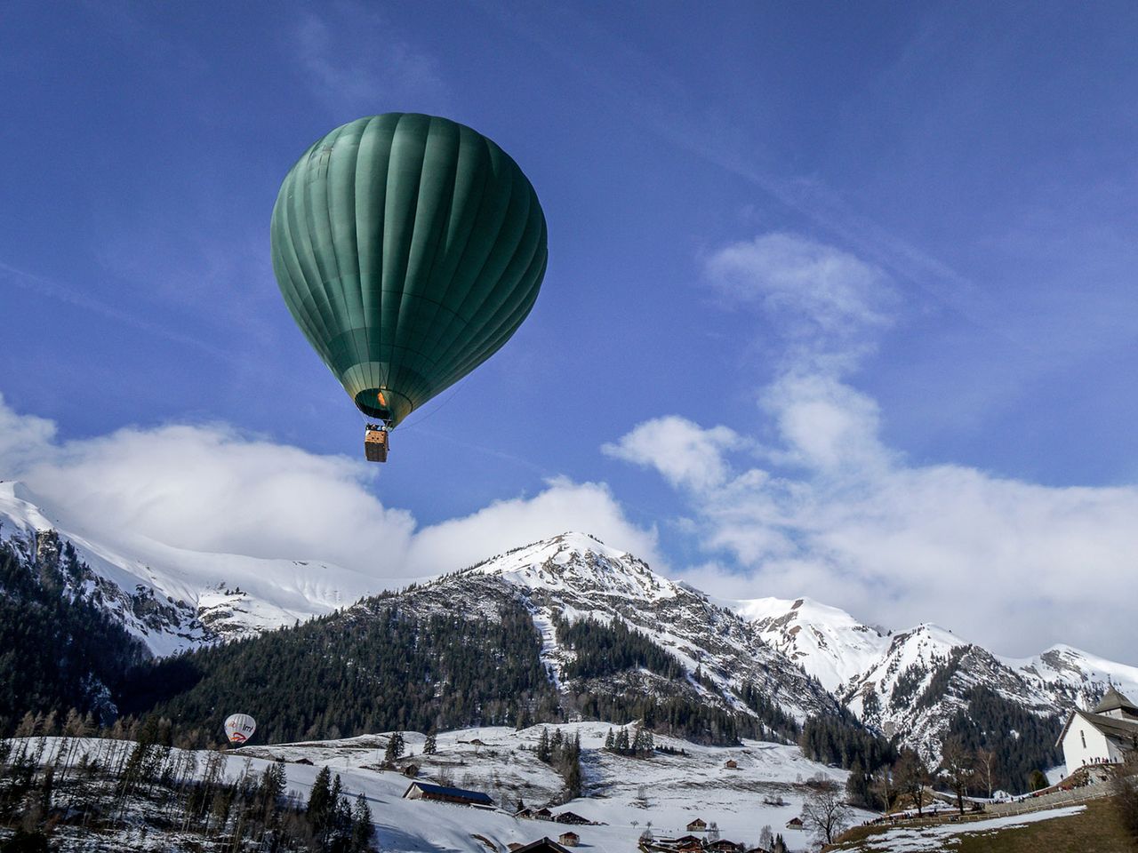 Heißluftballon fliegt über Château-d'Oex, Schweiz