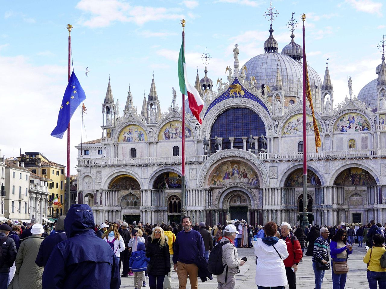 Menschen auf dem Markusplatz in Venedig