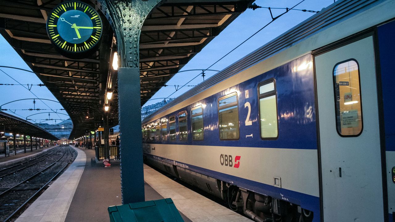 Öbb Nightjet am Gleis, Abenddämmerung