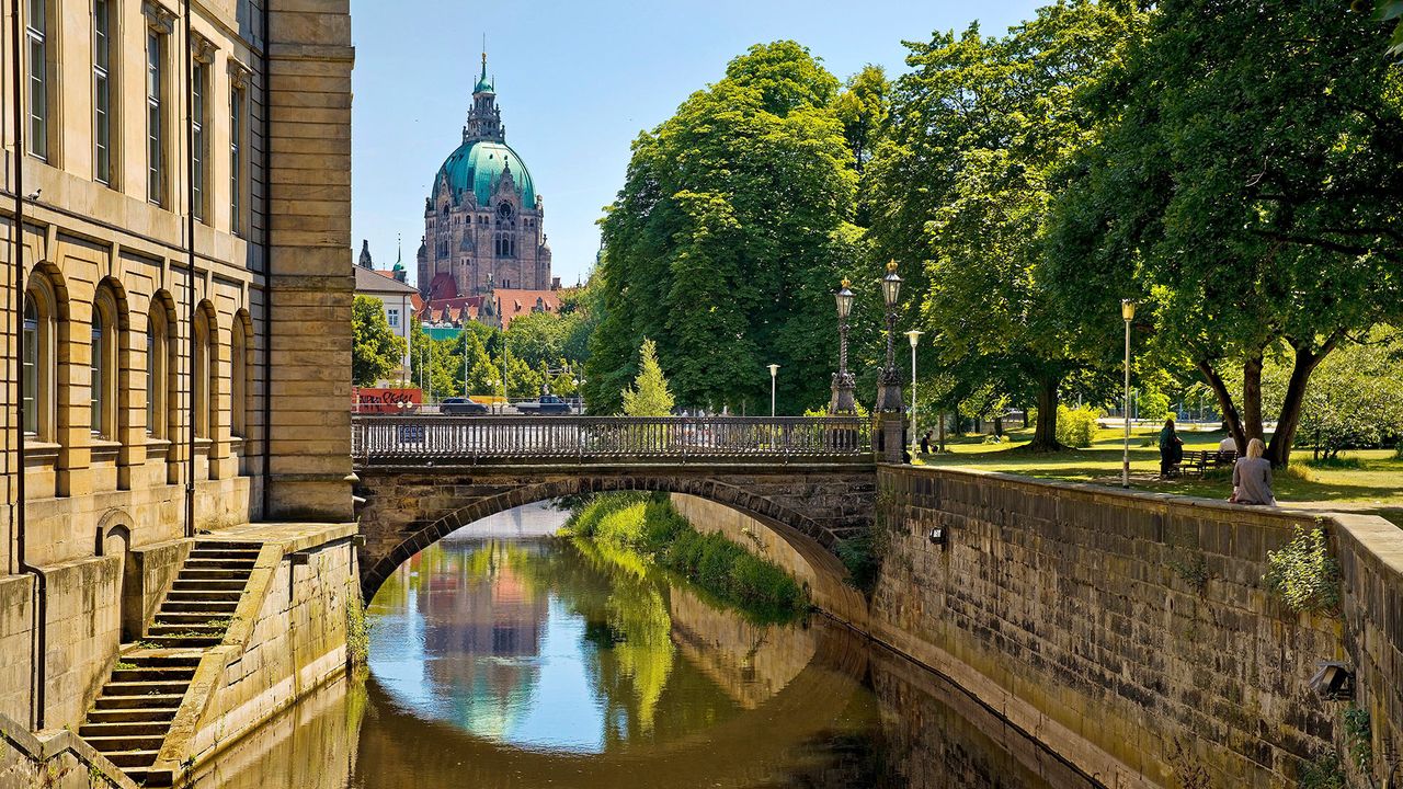 Leineufer und Blick aufs Neue Rathaus, Hannover