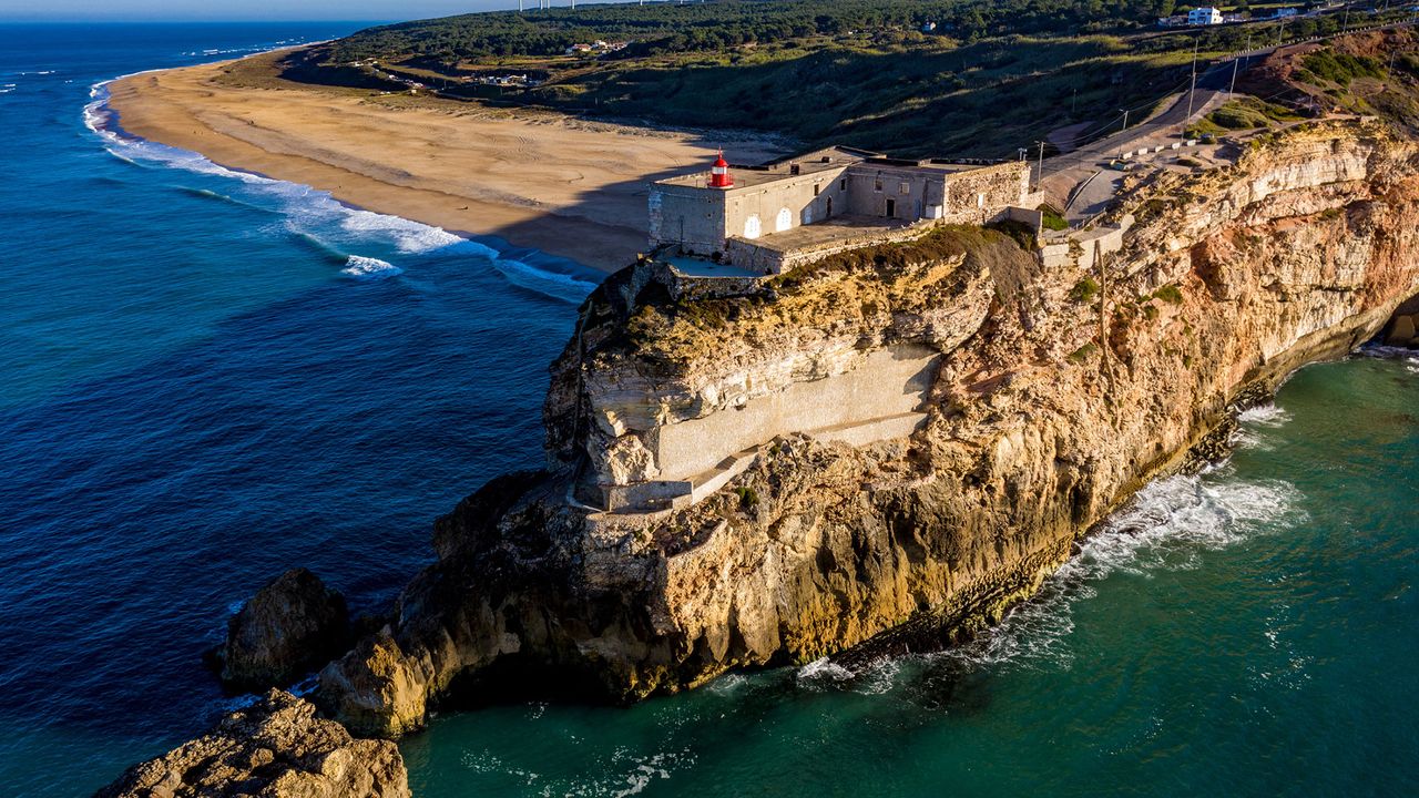 Blick auf die Festung auf einer Klippe in Nazaré