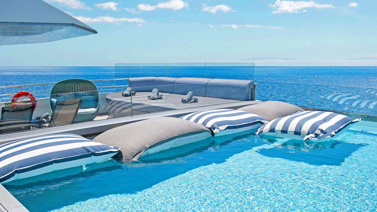 Das Pooldeck an Bord der Emerald Sakara