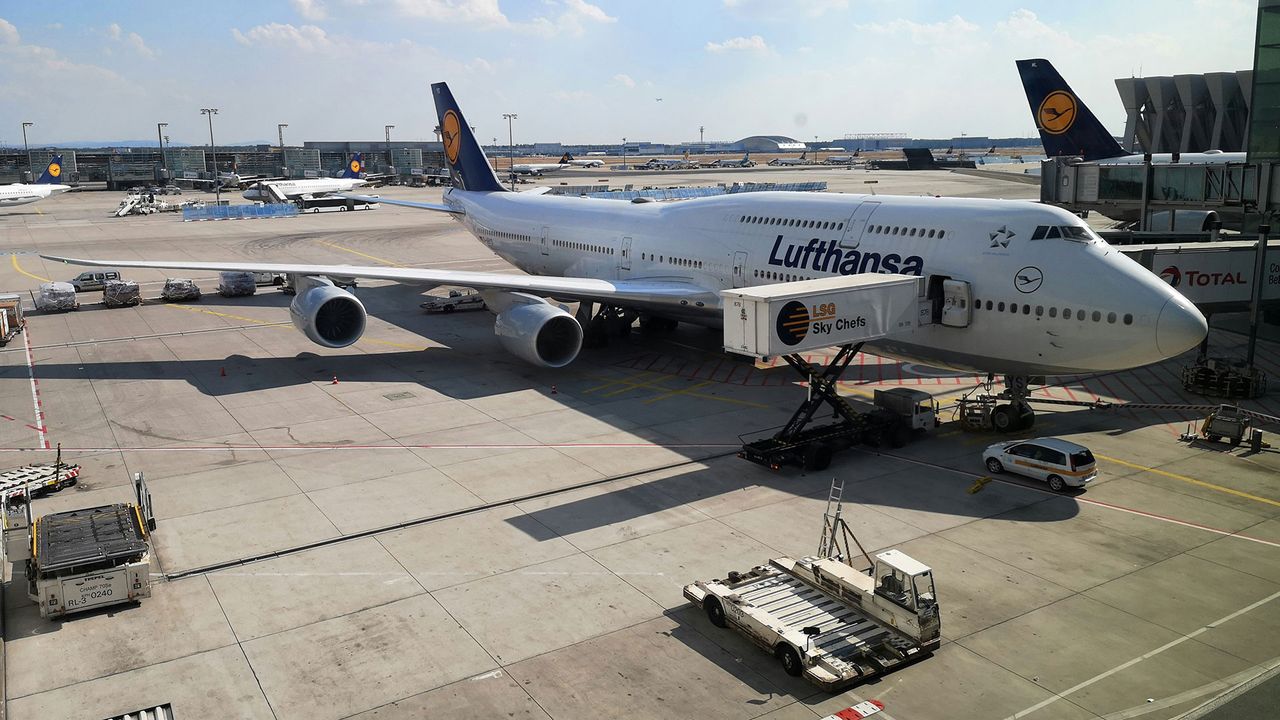 Flugzeug von Lufthansa steht auf der Landebahn