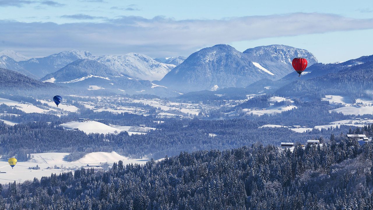 Heißluftballons fliegen über Tirol hinweg