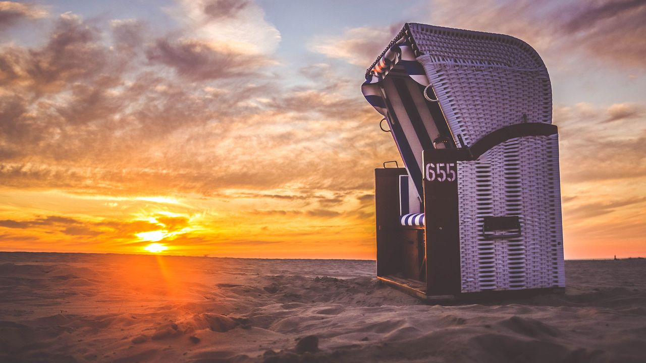 Strandkorb auf Juist, Sonnenuntergang