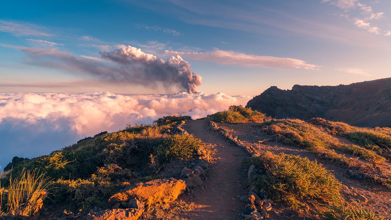 Wanderweg auf der Cumbre Vieja, Vulkangase im Hintergrund