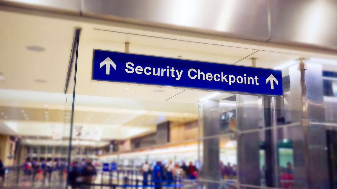 Sicherheitskontrolle am Flughafen