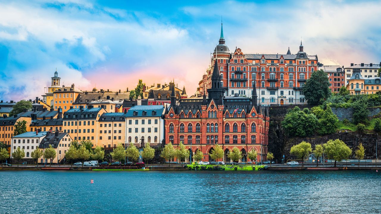 Blick auf den Stadtteil Södermalm in Stockholm vom Wasser aus