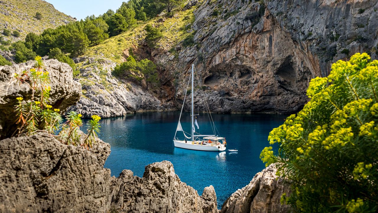 Boot dümpelt in einer Bucht von Mallorca