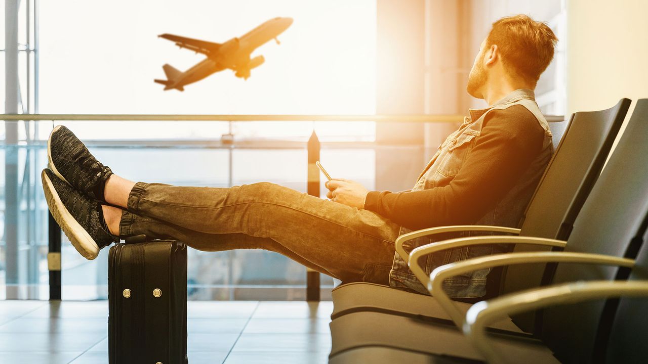Symbolfoto, Reisen mit chronischen Krankheiten, Mann am Flughafen