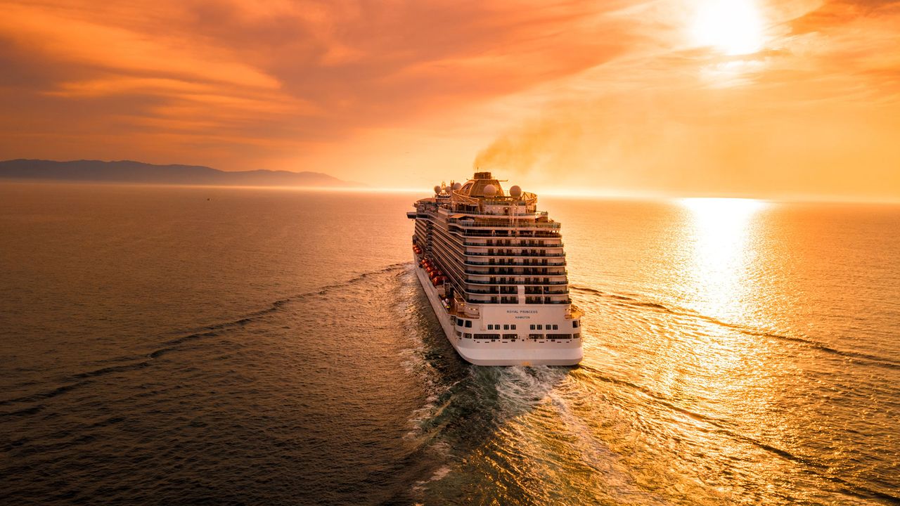 Kreuzfahrtschiff auf hoher See
