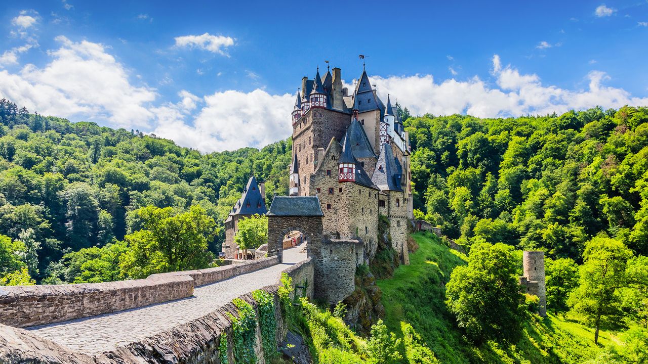 Burg Eltz in der Eifel, bei Sonnenschein