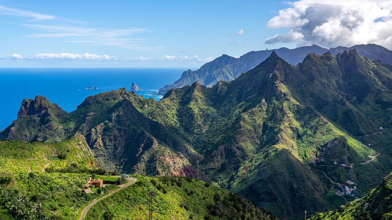 Blick auf das sattgrüne Anaga-Gebirge auf Teneriffa