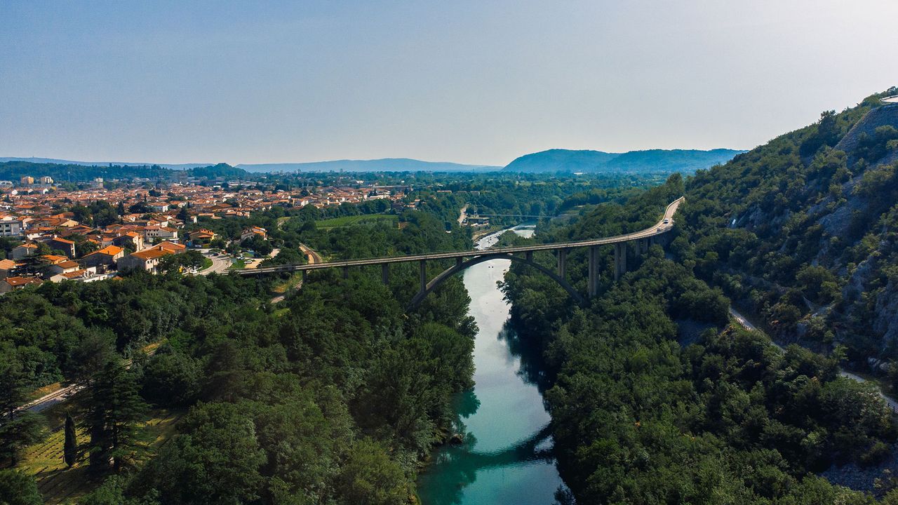Solkanbrücke und Fluss Soča, im Hintergrund Nova Gorica