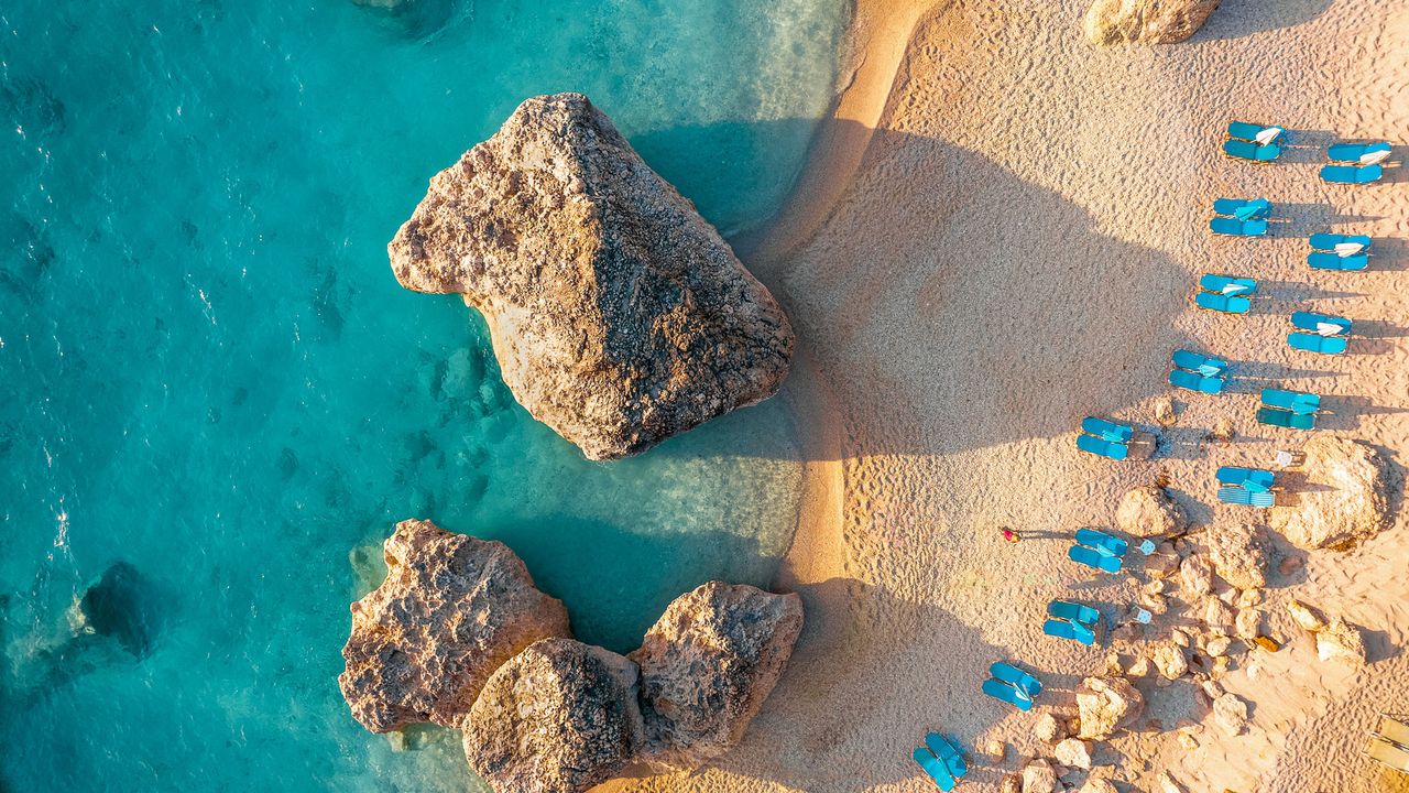 Luftaufnahme von einem hellen Sandstrand in Griechenland