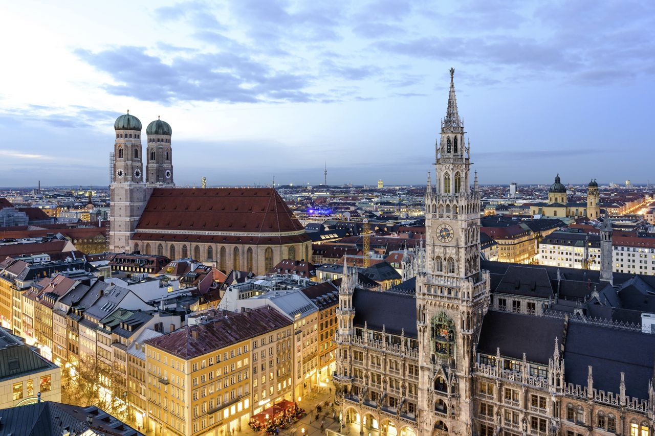 München, Marienplatz mit Rathaus und Frauenkirche