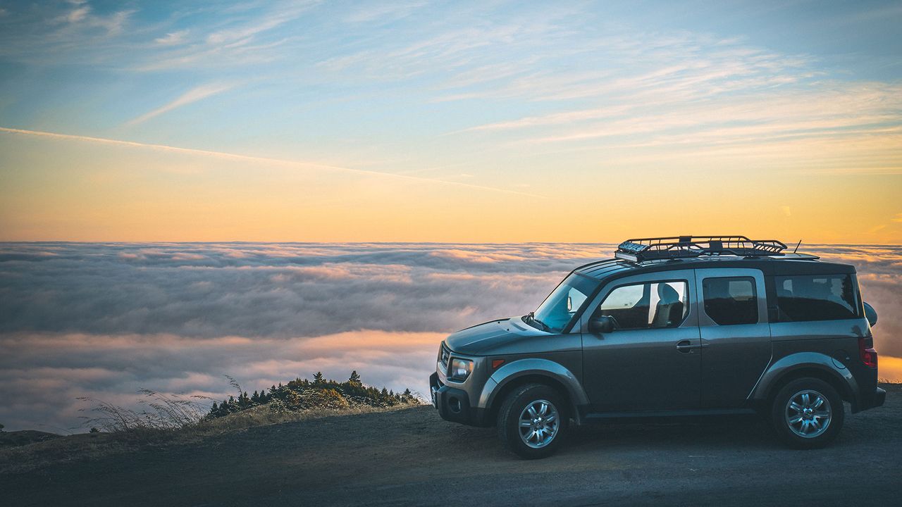 Mietwagen an einer Klippe, Urlaub