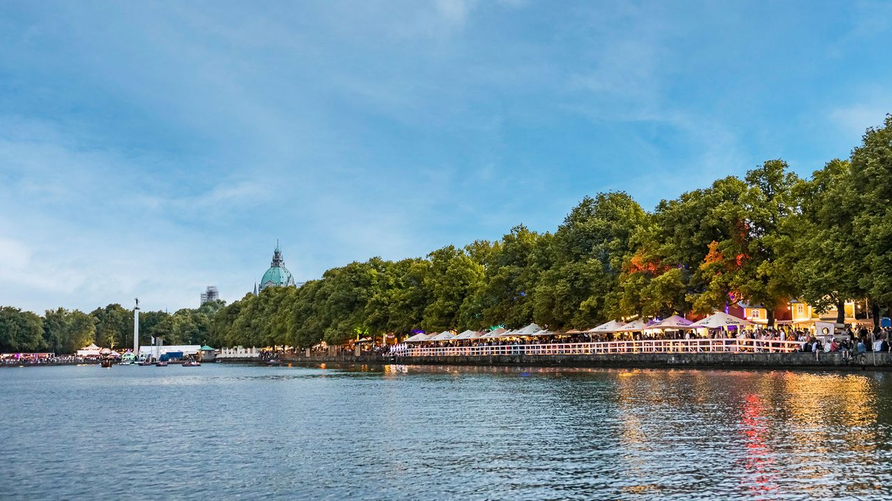 Blick auf den Maschsee und das Rathaus im Hintergrund