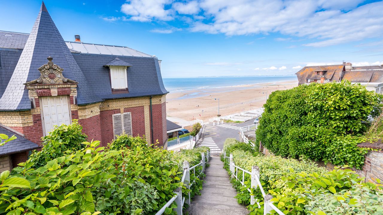 schicke Häuser am Strandzugang von Deauville, Normandie