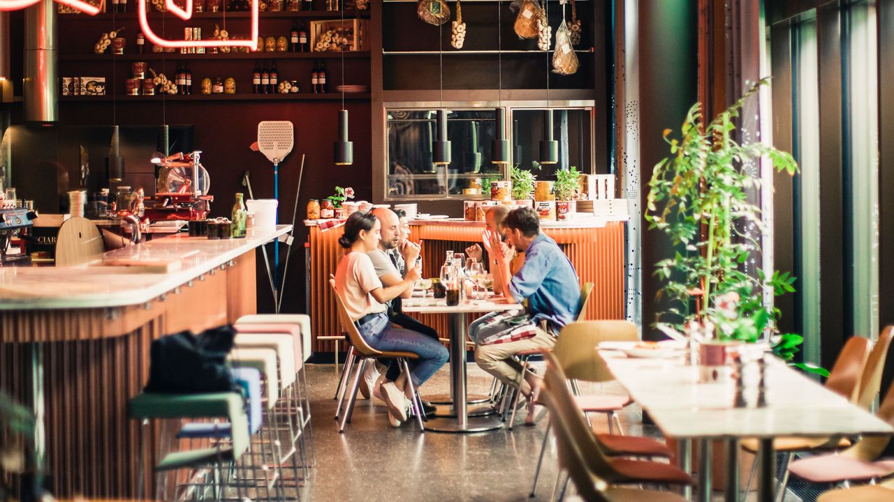 Menschen sitzen am Tisch im 25hours Hotel in Zürich