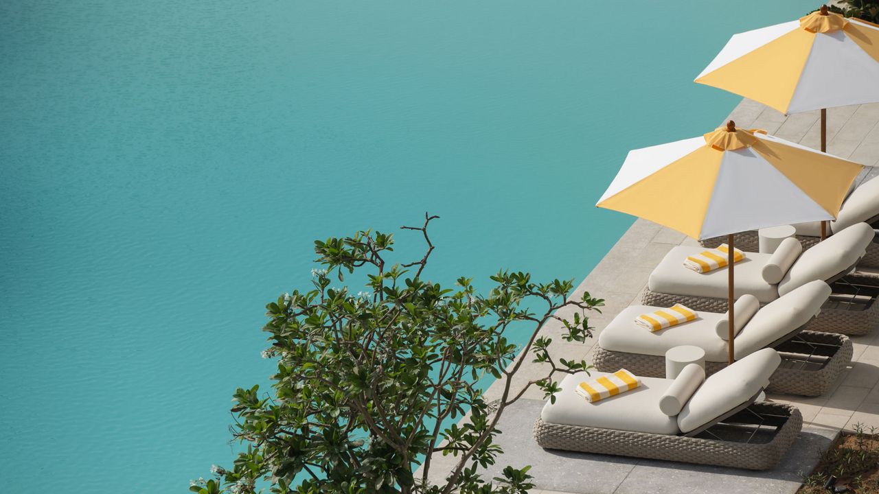 Liegen und Sonnenschirme am Pool im Delano Dubai