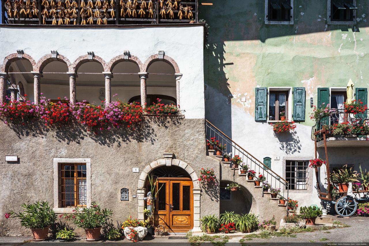 Dorf im Trentino, Balkon mit Blumen