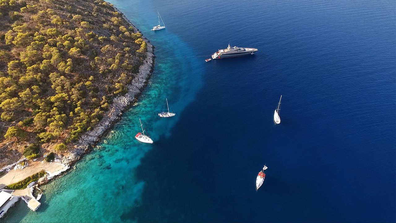 Agistri, Insel im Saronischen Golf, von oben, Segelboote und ein Schiff