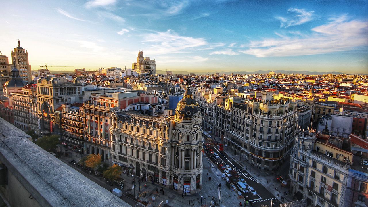 Blick auf die Gran Vía von Madrid, von oben