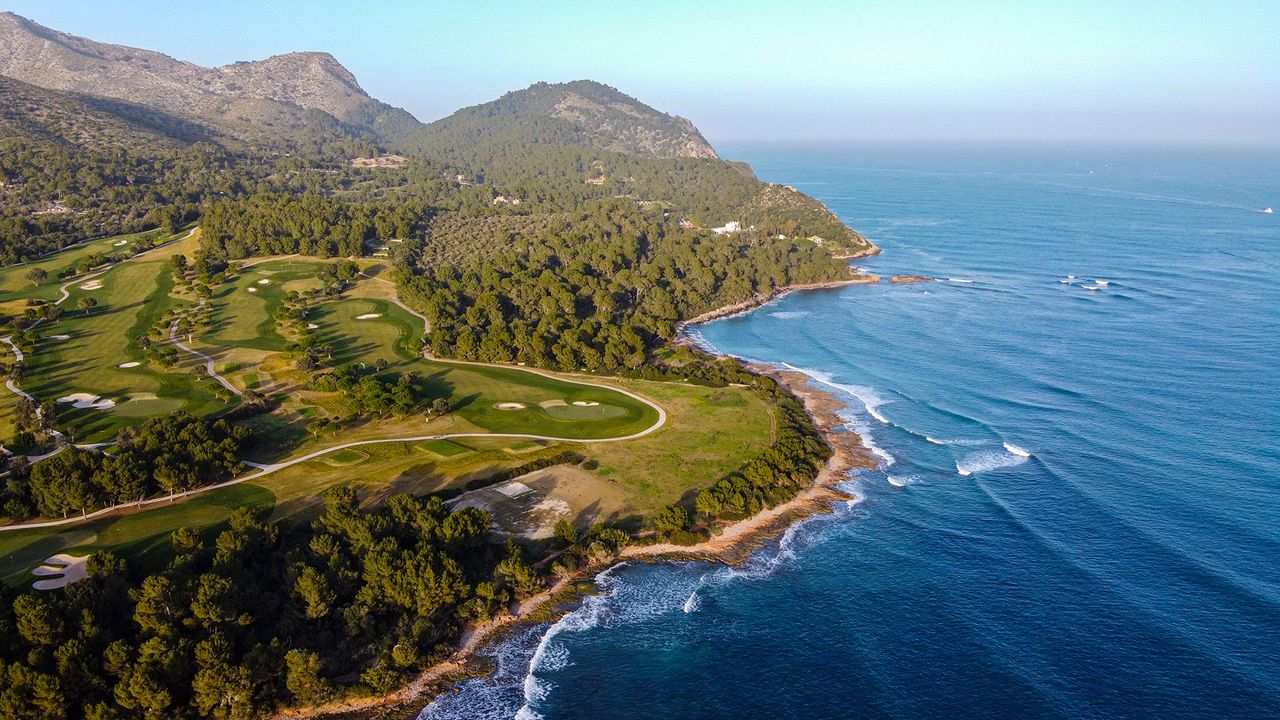 Golfplatz an der Küste, Mallorca, Luftaufnahme