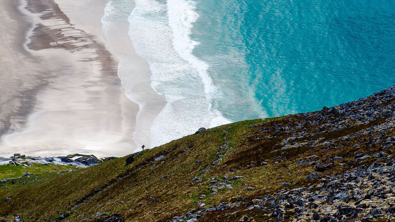 Blick von oben auf Strand und Berg, Lofoten
