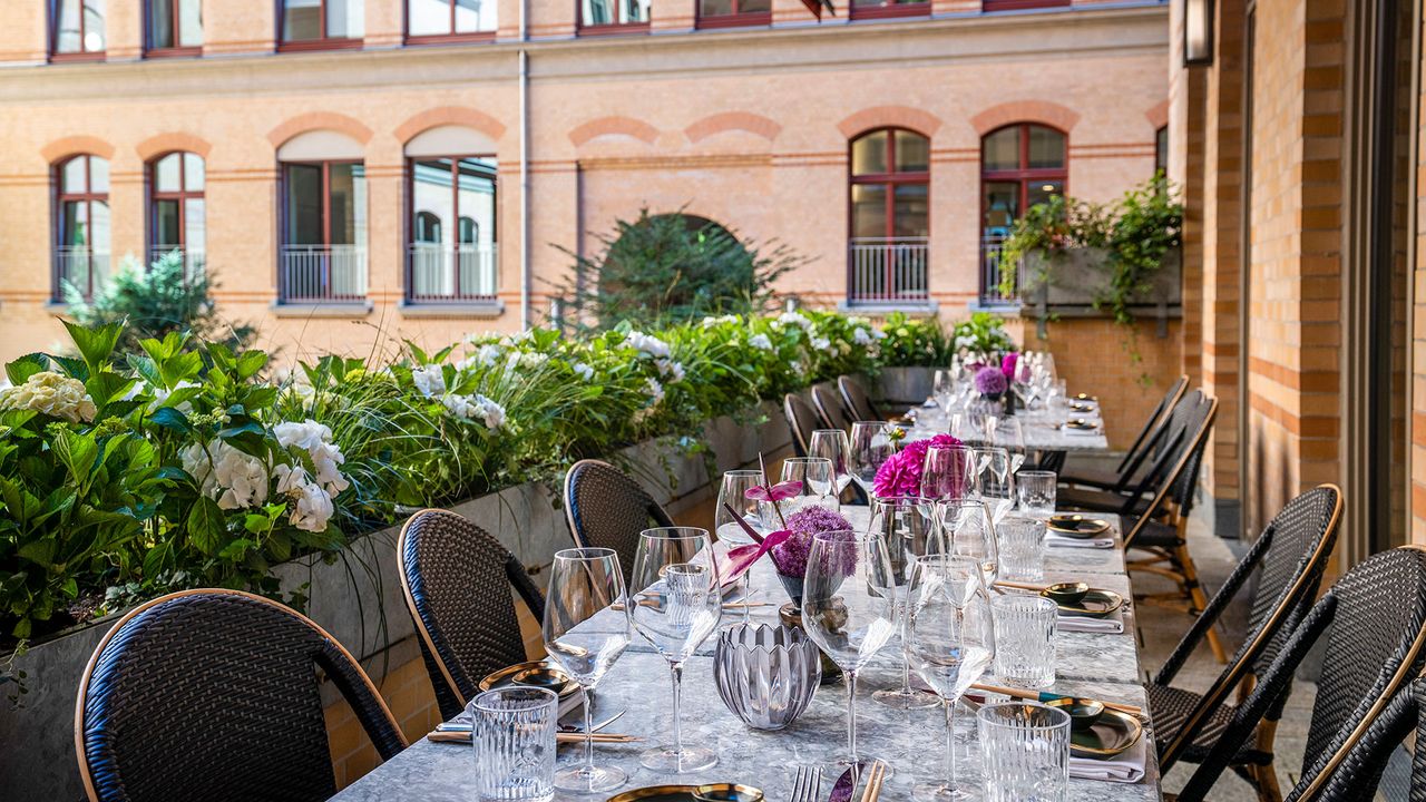 Gedeckte Tafel auf einem Balkon im TORTUE Hamburg