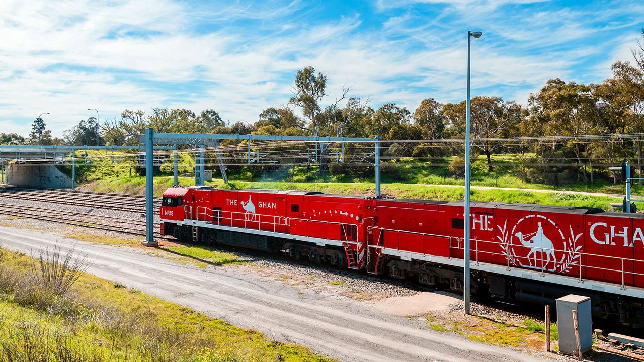 The Ghan rattert auf den Gleisen von Adelaide
