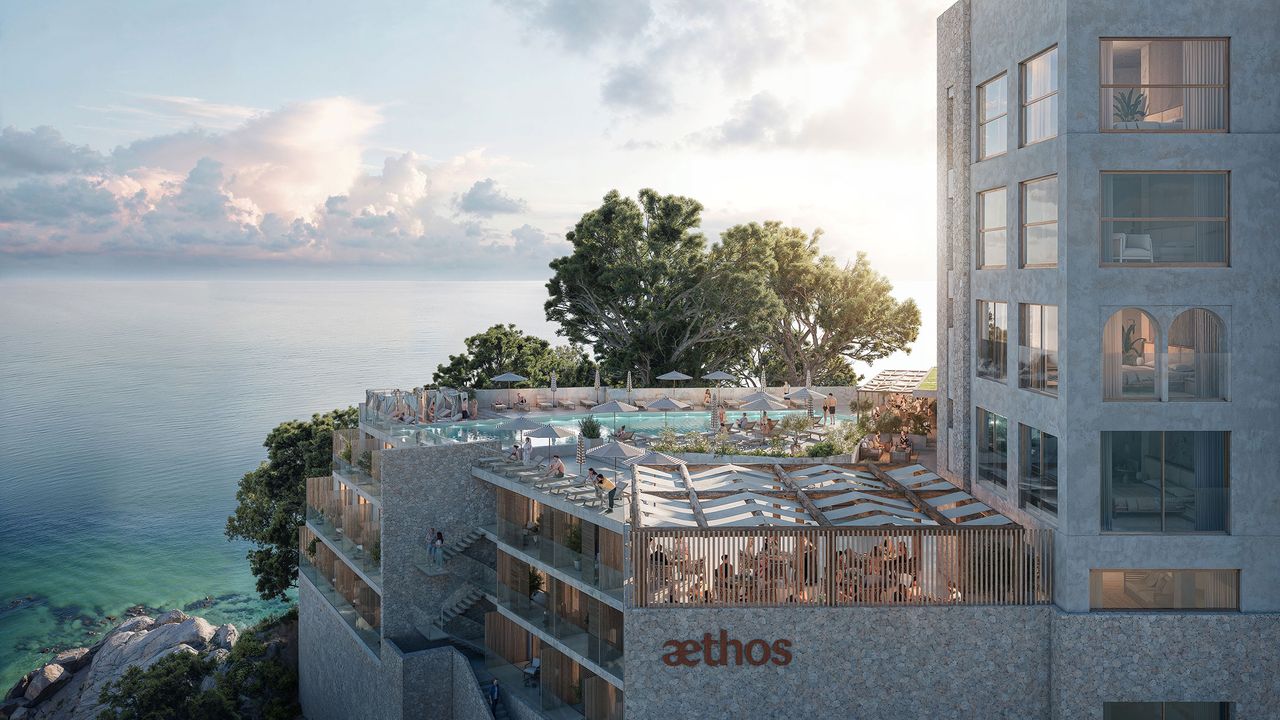 Blick von außen auf das neue Hotel Aethos Mallorca, Meer im Hintergrund
