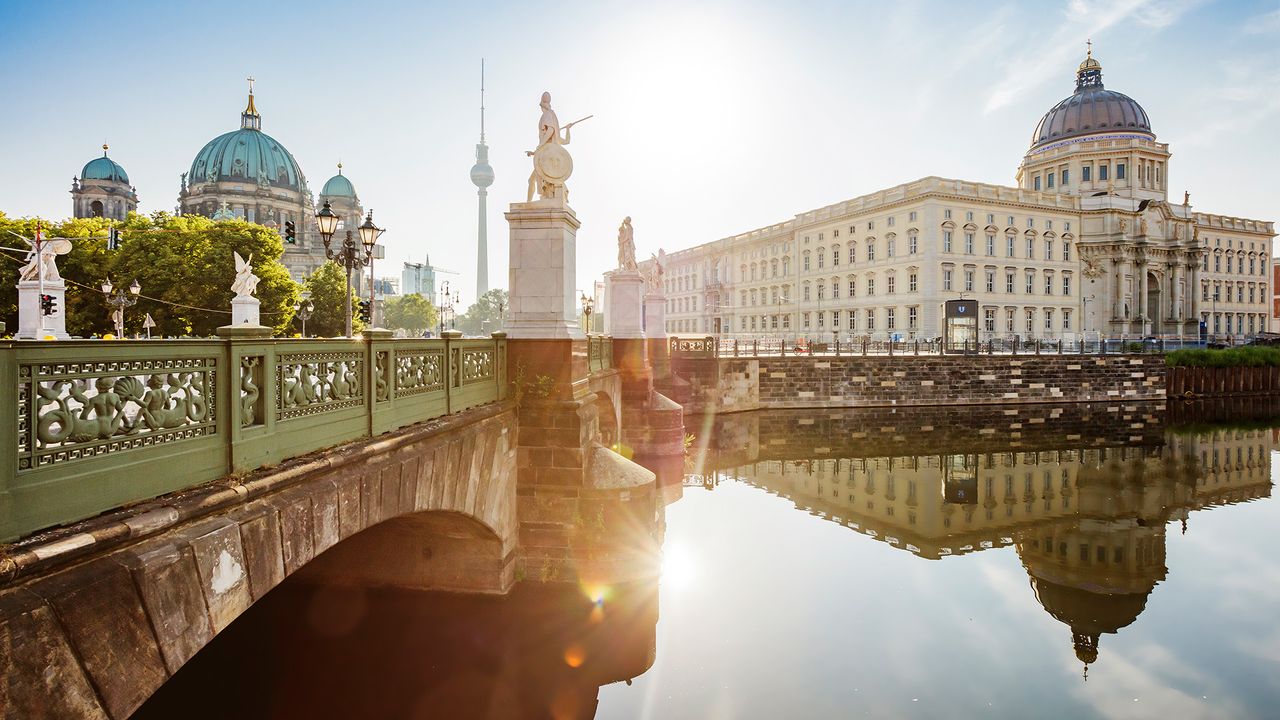 Humboldt-Forum und Berliner Dom an der Spree