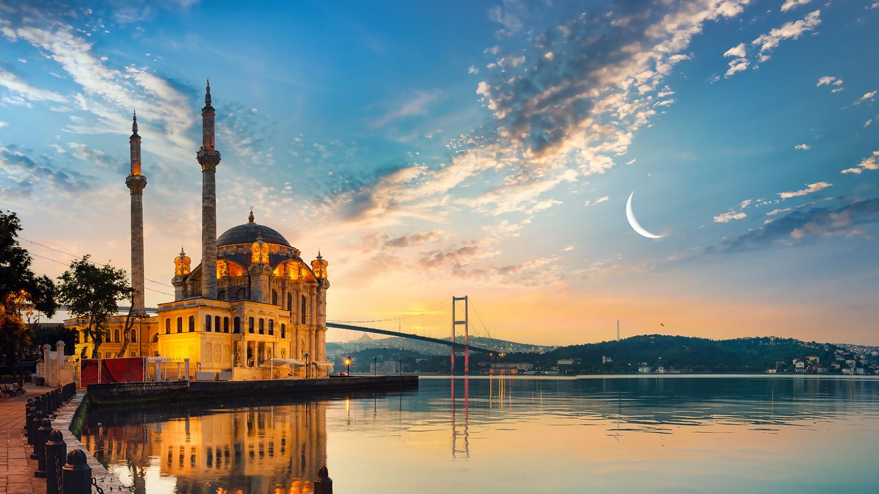 Ortakoy-Moschee in Istanbul bei Sonnenaufgang
