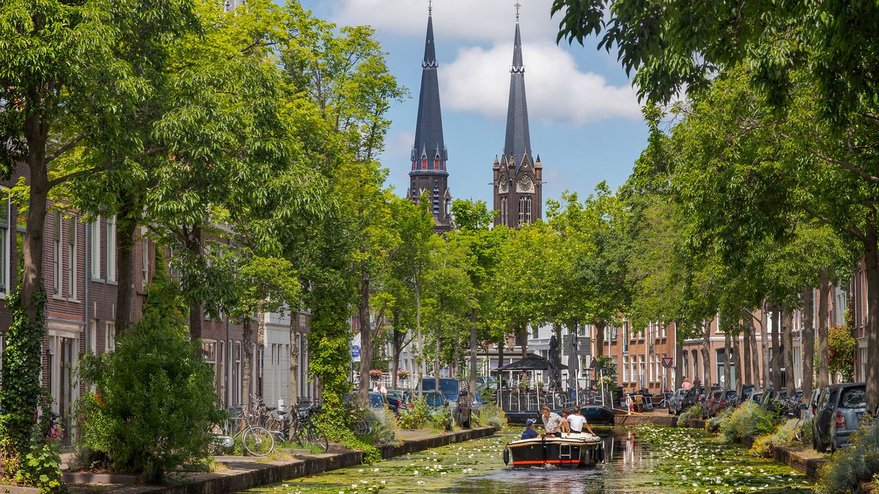 Blick auf einen Kanal und die Maria van Jessekerk in Delft