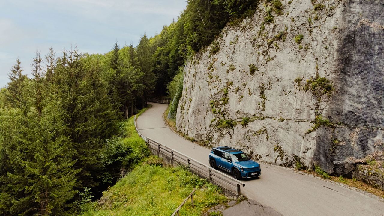 Kia auf Straße neben Tegernsee