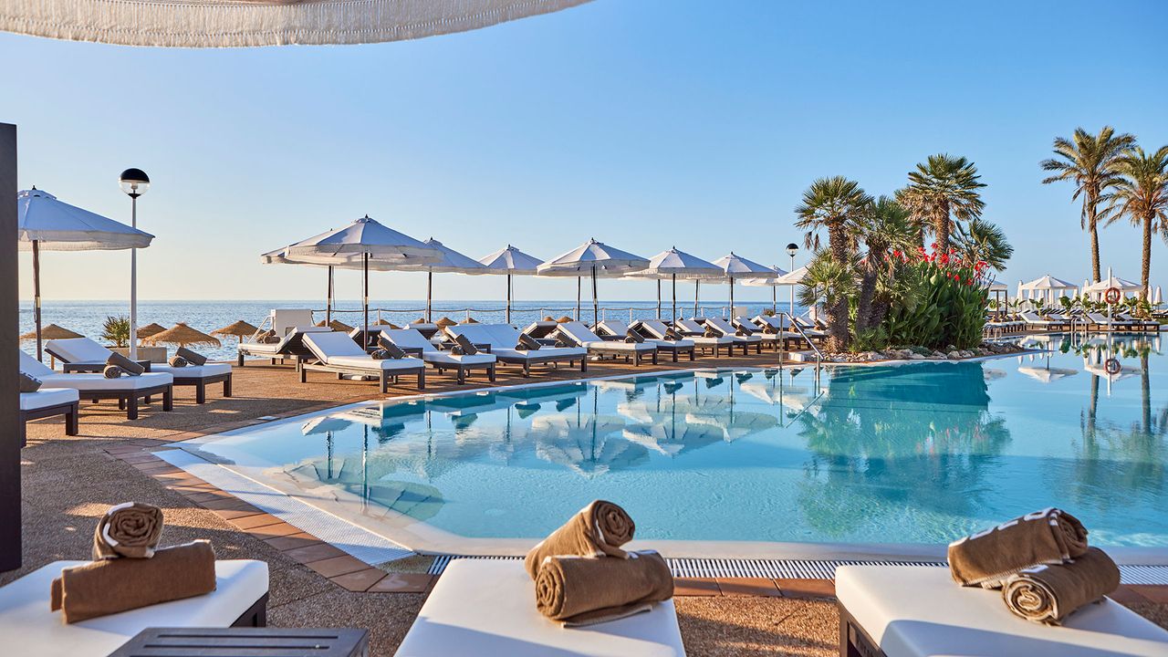 Blick auf den Pool im Purobeach Menorca