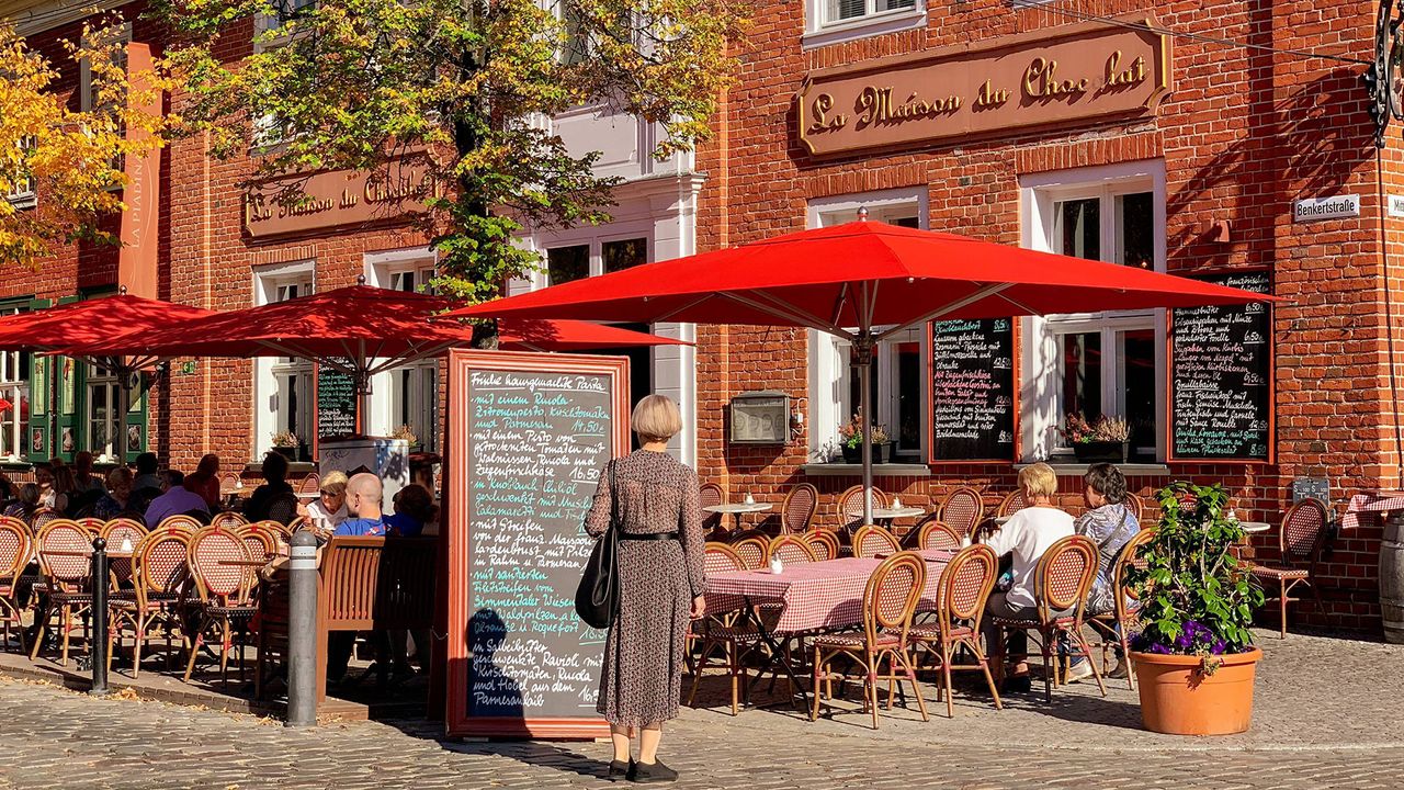 Bistro im Holländischen Viertel von Potsdam, Stühle und Sonnenschirme stehen draußen