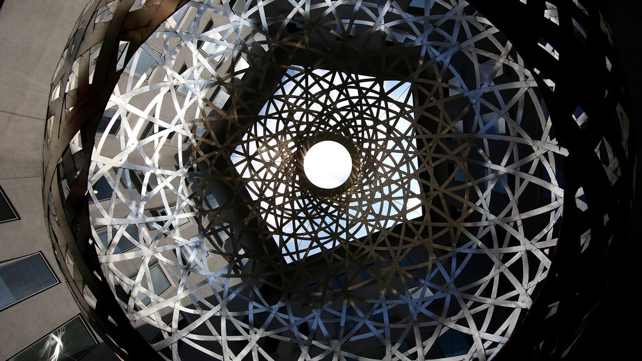 Fünf Höfe Sphere von Ólafur Elíassonin im Viscardihof in München