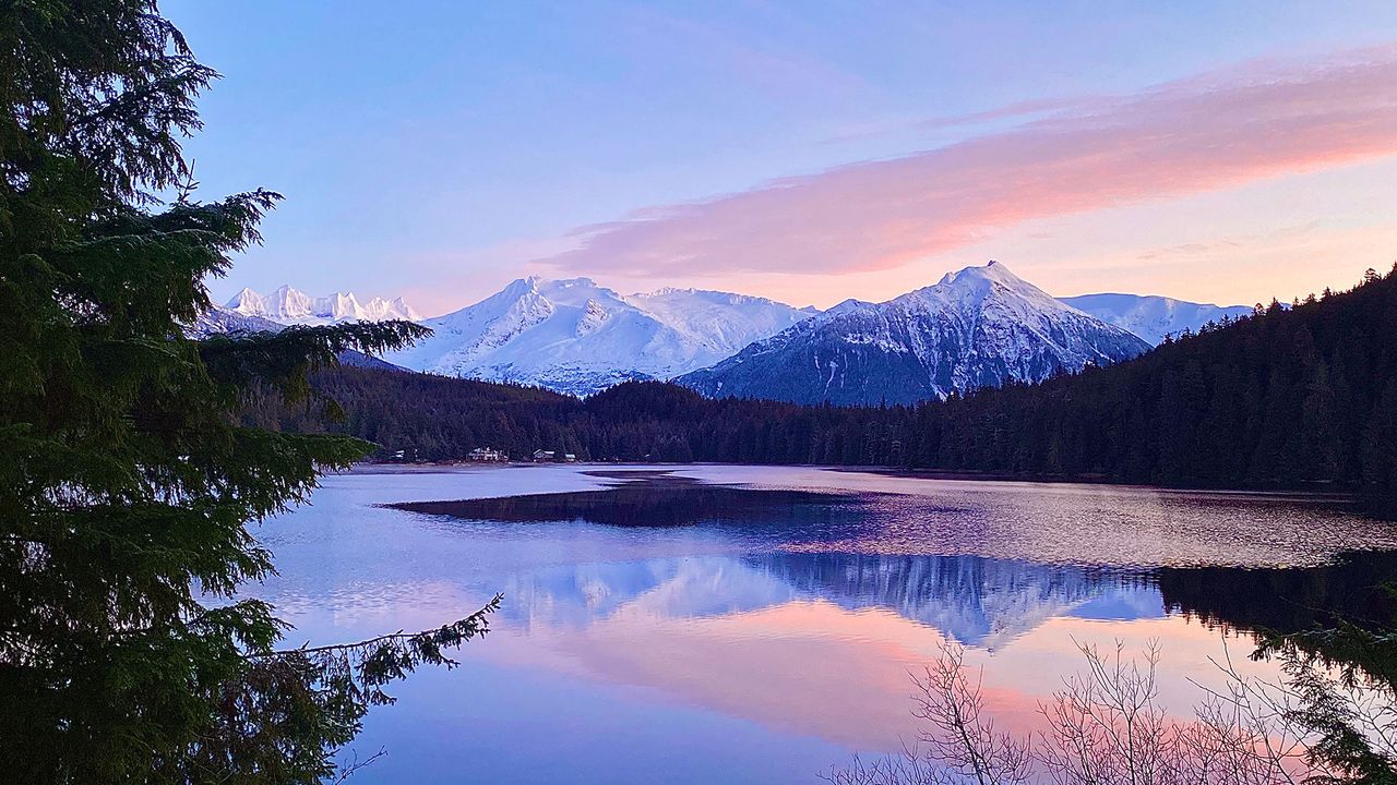 Juneau in Alaska, Sonnenuntergang spiegelt sich in Gewässer